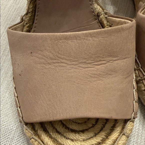 VINCE CAMUTO Taupe Wedge Sandals. Size 7 - Picture 6 of 7